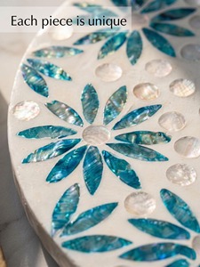 Bandeja giratoria premium de nácar floral en blanco y azul para decoración de comedor y cocina, ideal para regalo. - Product Image 2