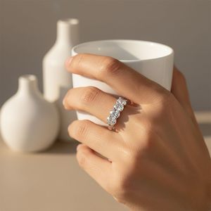 แหวนเพชรทรงรี 1.50 กะรัต ชุบทอง 18K ฝังเพชรห้าเม็ด เพชรเลี้ยงในห้องปฏิบัติการ สี E รับรองโดย IGI ดีไซน์หรูหรา - Product Image 6