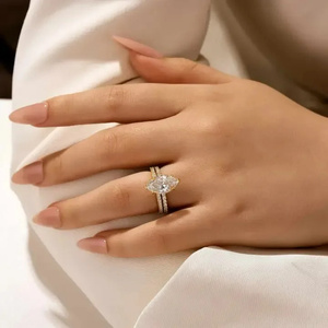 Anillo de Boda con Corte Marquesa de Diseño Premium con Banda Clásica de Plata 925 y Moissanita en Oro Blanco, Rosa y Amarillo - Product Image 5