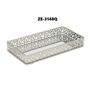 Plateau de service rectangulaire en métal ZE-3148Q avec découpe géométrique, assiette décorative glamour pour les fêtes et l'intérieur - Product Image 1