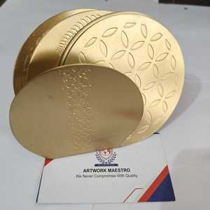 Juego de Cuatro Posavasos Decorativos de Latón Dorado con Soporte, Artesanía Innovadora - Product Image 4