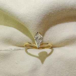 แหวนเพชรทรงไคท์คัทเพาะเลี้ยงในห้องปฏิบัติการ พร้อมใบรับรอง IGI สำหรับผู้หญิง ทองคำแท้ 14K ดีไซน์ทันสมัย เหมาะสำหรับเป็นของขวัญหมั้น - Product Image 3