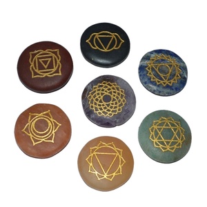 Conjunto de colgante ovalado de siete Chakras para mujer con abalorio de Chakra chapado en oro con ágata como piedra principal inspirada en el Hinduismo - Product Image 3