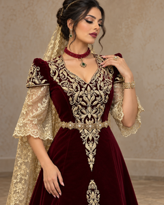 Gandoura algérienne longue en velours brodé or bordeaux Mishkat Couture avec manches cloche en dentelle, ceinture dorée et voile assorti pour femme - Product Image 2