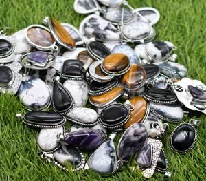 Lote Mixto de Colgantes Hechos a Mano Vintage con Ojo de Tigre, Amatista, Howlite y Otras Piedras Preciosas, Bañados en Plata Antigua - Product Image 1