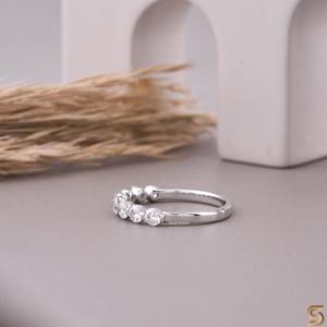 Anillo de media eternidad de moissanita |   Corte en barra de 0.81 CT |   3.00 MM |   Anillo de Boda de Oro Blanco de 10K para Compromiso o Aniversario - Product Image 1