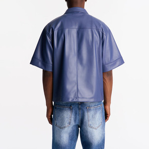 เสื้อเชิ้ตทำงานแขนสั้นผู้ชาย น้ำหนักเบา หนัง PU สีน้ำเงิน ปกคอพับ มีกระเป๋าหน้าอก สไตล์ลำลองสำหรับฤดูร้อน - Product Image 2