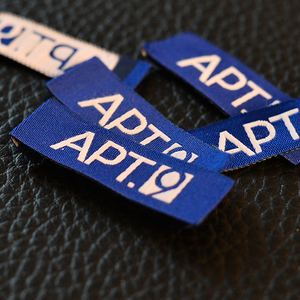 Vêtements en tissu tissé de haute qualité sur mesure avec cols pliés et étiquettes tissées - Product Image 5