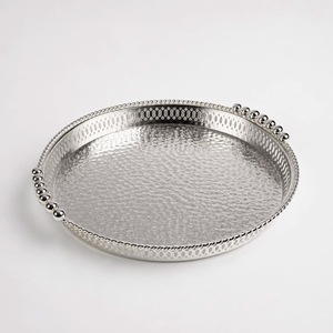 Bandeja Redonda Plateada con Acabado Martillado y Asas con Cuentas, Artesanía Metálica Decorativa Tradicional - Product Image 1