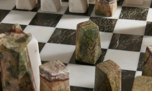 Jeu d'échecs en marbre artisanal, plateau de jeu en pierre de luxe, pièces géométriques minimalistes, décoration de table haut de gamme - Product Image 3