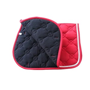 Tapis de selle pour cheval de qualité supérieure en coton et polyester avec sangle de maintien absorbant les chocs pour le dressage, le saut d'obstacles et l'équitation - Product Image 6
