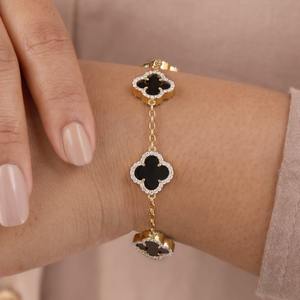 Bracelet chaîne trèfle à quatre feuilles en or très demandé avec onyx noir et pierres CZ, bracelet de luxe avec pendentif trèfle, cadeau pour elle - Product Image 3
