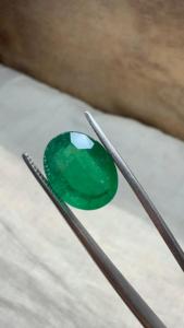 Émeraude naturelle zambienne de 4,29 carats, taille ovale, pierre précieuse non montée |   Pierre précieuse verte authentique pour la vente en gros et l'exportation de bijoux fins - Product Image 2