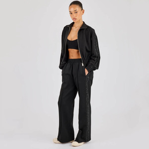 Conjunto Deportivo de 2 Piezas para Mujer, Sudadera Corta con Pedrería Negra y Logotipo Personalizado OEM, Pantalones Deportivos Transpirables, Ropa Deportiva Urbana - Product Image 1