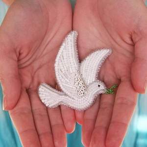 Broche brodée colombe blanche faite à la main avec perles de rocaille, insigne de paix pour robe de mariée, costume, écharpe, chapeau, vêtement - Product Image 1