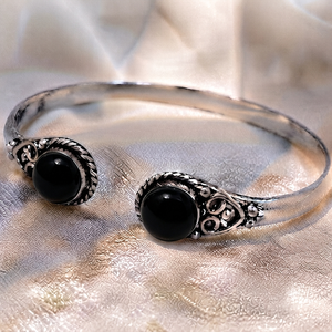 Bracelet décoratif unisexe classique en onyx noir Obsidian Grace, design en laiton plaqué argent/or, bijoux - Product Image 6