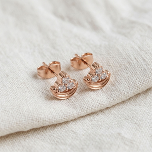 Boucles d'oreilles clous en or rose plaqué diamant pour femme, trois pierres rondes taille brillant, luxe - Product Image 4