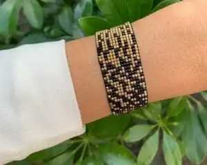 สร้อยข้อมือลูกปัดทำมือ สีดำ เหลือง เงิน ลายหิน สำหรับทำสร้อยข้อมือ NOUSHAD HANDICRAFTS NH-700 - Product Image 1