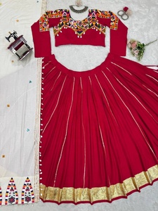 Lehenga Choli rouge traditionnel pour femmes avec dupatta brodée, tenue de mariage et de Navratri, style indien - Product Image 4