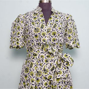 Robes midi décontractées en tricot à col en V de style Kangoura pour femmes, imprimé floral, décoration boutonnée, 100 % coton, lavables et écologiques, par un créateur indien - Product Image 4