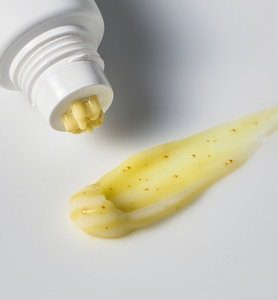 Crème tonifiante et hydratante légère Differ&Deeper à la vitamine C avec écran solaire pour tous types de peau, pour un teint éclatant - Product Image 3