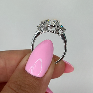 Anillo de compromiso con diamante de laboratorio de corte ideal redondo de 3 quilates, tres piedras redondas, diamantes laterales trapezoidales - Product Image 2