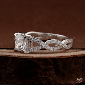 แหวนเพชรทรงปรินเซสคัท 1 กะรัต เพาะเลี้ยงในห้องปฏิบัติการ รับรองโดย IGI ดีไซน์แบบสปลิตทวิสต์ประดับเพชรแบบพาเว่ แหวนหมั้นทองคำขาว 10K - Product Image 2