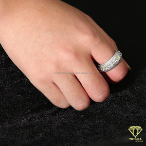 Anillo de banda ancha de lujo de plata de ley 925 con diamantes de moissanita y piedras redondas para compradores mayoristas de joyería - Product Image 5