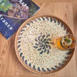 Elegante bandeja de servir de ratán con incrustaciones de nácar para decoración del hogar, bandeja de servir de ratán hecha a mano con incrustaciones de nácar y precio bajo. - Product Image 3