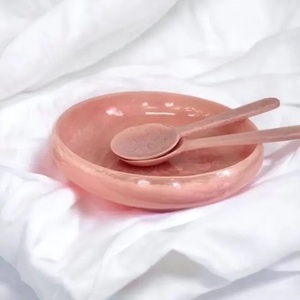 Bol à salade moderne en résine marbrée rouge et rose, fait main, poli, écologique, empilable, compatible lave-vaisselle, vaisselle de service pour fêtes - Product Image 6