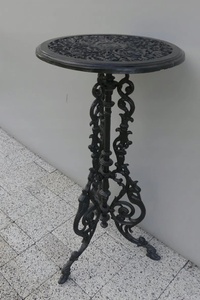 Mesa auxiliar de jardín de hierro estilo victoriano – Mueble de exterior resistente a la intemperie con un decorativo diseño floral. - Product Image 2