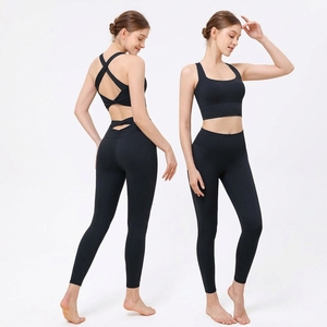 Conjunto de Leggings y Sujetador Deportivo de Cintura Alta Resistente al Agua con Logotipo Personalizado para Mujer - Ropa Deportiva con Detalle Trenzado - Product Image 4