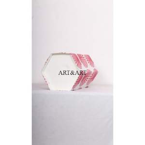 Méthodes créatives pour réutiliser les boîtes en carton pour la fabrication de poubelles avec des motifs floraux faits à la main et du tissu en coton. - Product Image 5