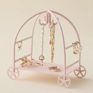 Organizador y Colgador de Joyas Metálico Mini con Diseño de Carro de Equipaje en Colores Caramelo para Decoración del Hogar al por Mayor - Product Image 1