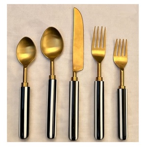 Service de couverts modernes en or mat avec manches en résine vert foncé, couverts en acier doré pour la maison, l'hôtel, les mariages et la mise en place de la table. - Product Image 3