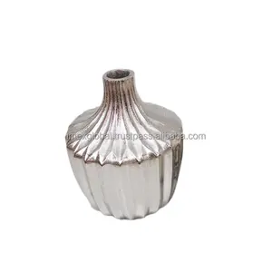 Fabbricazione in fabbrica vari vasi di fiori decorativi moderni in metallo argentato vaso di fiori in metallo fuso in alluminio a basso costo