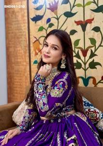 ผู้จัดจำหน่ายชุดเลเฮนกา-โชลีและผ้าคลุมไหล่แบบปักลายวิจิตร้า ดีไซน์หรูหรา พร้อมงานปักดิ้นและงานปักด้าย จากเมืองสุรัต - Product Image 6