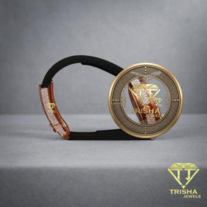 Reloj de pulsera de moda premium para hombre con caja en tono dorado, correa de silicona negra y esfera decorativa de lujo - Product Image 4