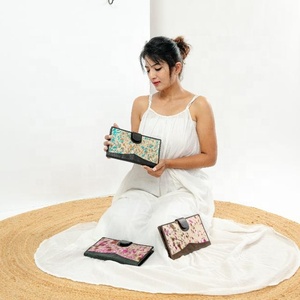 Femmes nouveauté rouge en cuir véritable antivol court portefeuille fourrure usiné à la main sculpture pochette bracelet fermeture éclair multi-usages chaud - Product Image 2