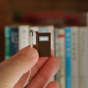 Correa para Juguetes en Cápsula: Micro Libro Hecho a Mano con Papel Washi Japonés - Product Image 1