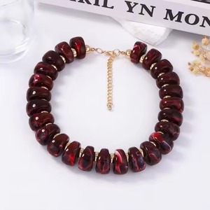 Collier artisanal en résine perlée, mettant en valeur l'art et l'artisanat grâce à des matériaux de qualité supérieure, adapté aux fêtes, au bureau et aux tenues décontractées. - Product Image 2
