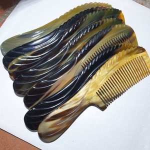 Peigne en corne de bœuf traditionnel en promotion – Écologique, fait main, durable, naturel, anti-frisottis pour salons, spas et soins personnels - Product Image 2