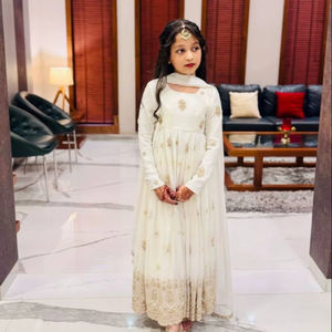 ชุดอานาร์กาลีสีขาวหรูหราสำหรับเด็กปี 2026 ชุดปักลายสำหรับเด็กผู้หญิง ชุดพื้นเมืองสำหรับงานปาร์ตี้ งานแต่งงาน เทศกาล ชุดเด็กสั่งตัดได้ ผลิตในอินเดีย - Product Image 1