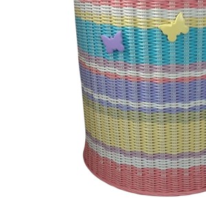 Panier en rotin rayé pastel avec accents papillon, tissé à la main, bac de rangement décoratif mignon pour chambre d'enfant et maison - Product Image 2