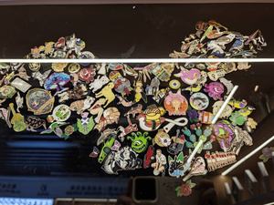 Épinglette personnalisée en métal émaillé de haute qualité, plaquée or, avec sceau universitaire, badge souvenir premium et épinglettes commémoratives scolaires - Product Image 4