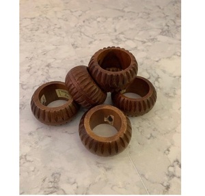 Anneau de serviette en bois artisanal et durable, conçu pour une mise en scène de table d'inspiration bohème, une réception de mariage et une fête de famille - Product Image 4