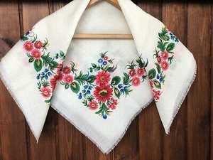 Châle triangulaire blanc brodé de fleurs avec franges roses et bleues, écharpe en soie brodée à la machine, châle tendance - Product Image 3