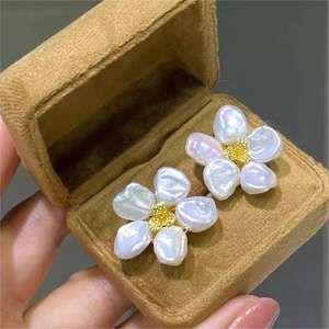 ต่างหูทำมือสไตล์บาโรกประดับดอกไม้และไข่มุกน้ำจืด ปี 2024 สำหรับผู้หญิง ขายส่ง - Product Image 2