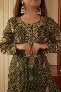 Kurti Chinon Estampado con Bordado Delantero y Trasero y Adornos de Diamantes, Conjunto Étnico para Mujer con Sarara a Juego y Dupatta con Bordado en el Borde - Product Image 5