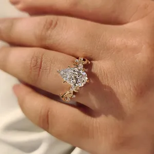 Anillo de Diamantes con Corte Pera en Oro Amarillo Sólido con Detalles Inspirados en Hojas, Piedra de Acento Redonda y Diseño de Compromiso Inspirado en la Naturaleza - Product Image 4